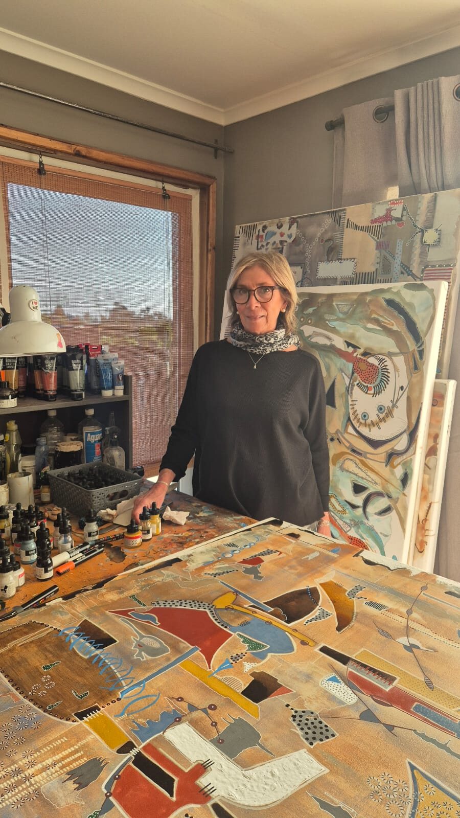 Beatriz de la Noi pintando en su estudio de Concón un cuadro abstracto en técnica mixta