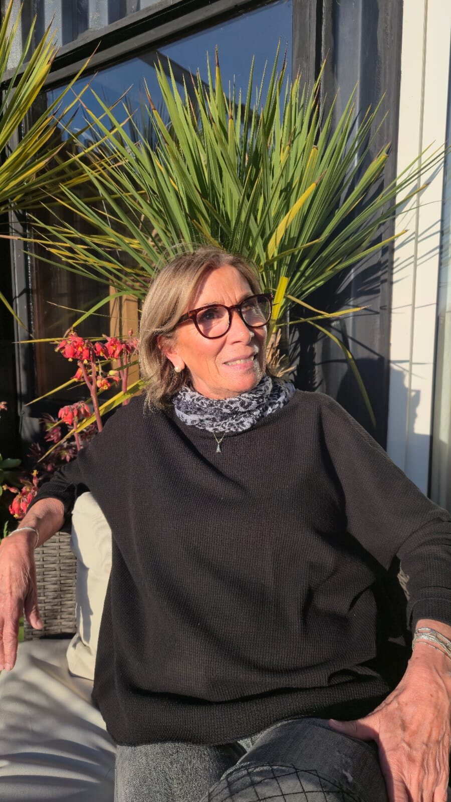 Retrato de Beatriz de la Noi, pintora de cuadros abstractos en la Región de Valparaíso