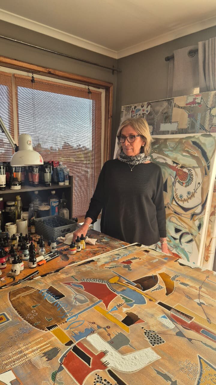 La pintora Beatriz de la Noi en su taller de Concón, Región de Valparaíso, junto a sus cuadros abstractos